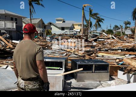 FORT MYERS BEACH, FLORIDA, USA - 30. September 2022 - die US Air National Guard 202. RED HORSE Squadron klare Straßen in Fort Myers Beach, Florida in Re Stockfoto