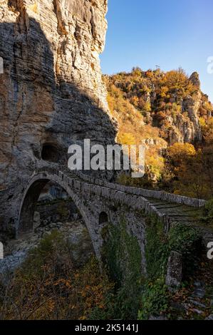 Blick auf die traditionelle steinerne Kokkorou-Brücke in Epirus, Griechenland im Herbst Stockfoto