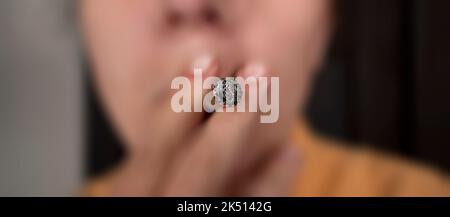 Frau zündet eine Zigarette Nahaufnahme, schädliche sucht, Gewohnheit eines Rauchens. Stockfoto