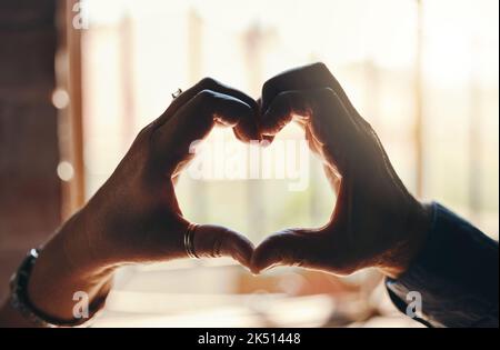 Herz, Hände und Geste für Liebe, Fürsorge und Beziehung in Vertrauen, Einheit und Engagement. Nahaufnahme Hand des Paares zusammen in romantischer Form für die Bindung Stockfoto