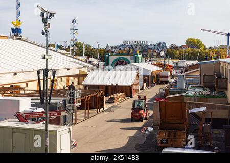 MÜNCHEN, DEUTSCHLAND - 5. OKTOBER 2022: Nach über zwei Wochen Oktoberfest auf der Theresienwiese. Mehr als 600 Anbieter müssen ihre demontieren Stockfoto