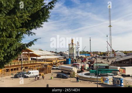 MÜNCHEN, DEUTSCHLAND - 5. OKTOBER 2022: Nach über zwei Wochen Oktoberfest auf der Theresienwiese. Mehr als 600 Anbieter müssen ihre demontieren Stockfoto