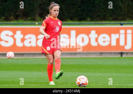 ZEIST, NIEDERLANDE - 5. OKTOBER: Marisa Olislagers aus den Niederlanden während einer Trainingsveranstaltung der niederländischen Fußballmannschaft der Frauen auf dem KNVB Campus am 5. Oktober 2022 in Zeist, Niederlande (Foto: Jeroen Meuwsen/Orange Picles) Stockfoto