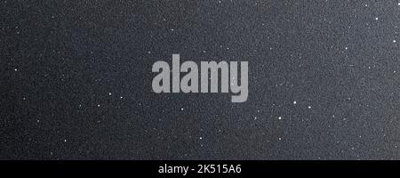 Schwarzer Hintergrund. Dunkler körniger Hintergrund. Die Zementwand ist dunkel. Schwarzer Stein. Stockfoto