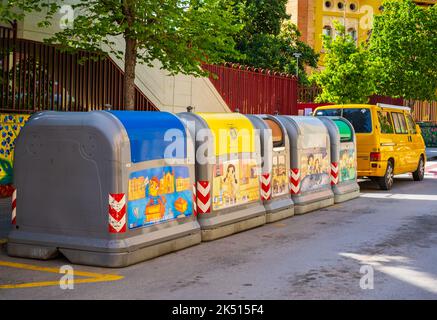 Vilafranca del Penedes, Katalonien, Spanien - 26. April 2022: Mülltonnen auf Straßenbelag. Hauptdumpster. Ökologische Fürsprache Stockfoto