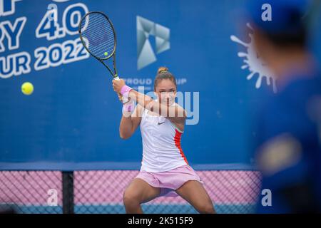 HUA HIN, THAILAND - 5. OKTOBER: Sofia Costulas aus Belgien beim ersten Lauf gegen Clara Vlasselaer aus Belgien bei der CAL-COMP & XYZPRINTING ITF WORLD TENNIS TOUR 2022 in der TRUE ARENA HUA HIN am 5. Oktober 2022 in HUA HIN, THAILAND (Foto: Peter van der Klooster/Alamy Live News) Stockfoto