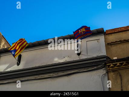 Vilafranca del Penedes, Katalonien, Spanien - 26. April 2022: Die Flagge des spanischen Fußballvereins FC Barcelona und die Flagge Kataloniens an der Fassade Stockfoto