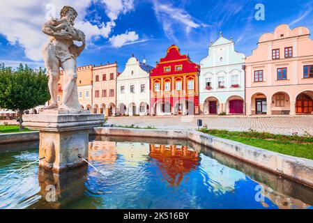 Telc, Tschechische Republik. Hauptplatz von Telc mit seinen berühmten bunten Häusern aus dem 16.. Jahrhundert, ein UNESCO-Weltkulturerbe, an einem sonnigen Tag mit blauem Himmel und Stockfoto