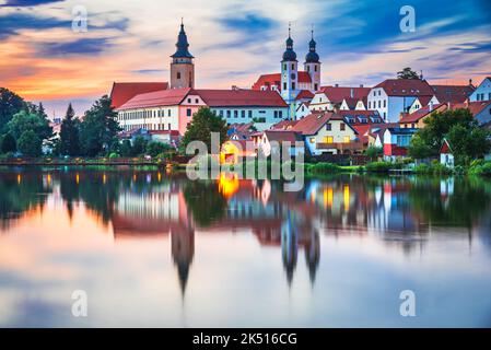 Telc, Tschechische Republik. Hauptplatz von Telc mit seinen berühmten bunten Häusern aus dem 16.. Jahrhundert, ein UNESCO-Weltkulturerbe, an einem sonnigen Tag mit blauem Himmel und Stockfoto