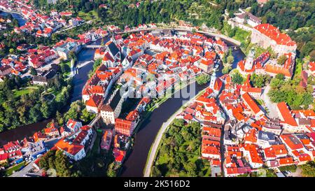 Cesky Krumlov, Tschechische Republik. Luftfahrt über die historischen Flüsse Krumau und Moldau, die zum UNESCO-Weltkulturerbe in Böhmen gehören. Stockfoto
