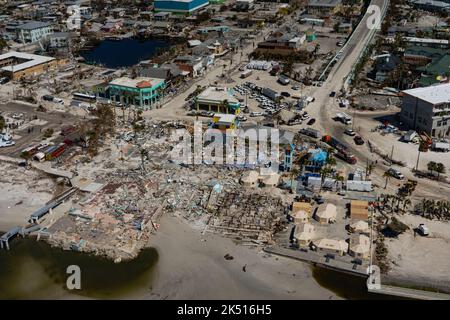 FORT MYERS BEACH, FLORIDA, USA - 02. Oktober 2022 - Luftaufnahme der weit verbreiteten Schäden, die durch den Landfall des nahe gelegenen Kategorie 5-Sturzes Ian bei F verursacht wurden Stockfoto