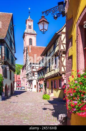 Riquewihr, Elsass. Die schönsten Dörfer Frankreichs. Berühmte Weinstraße und touristische „romantische Straße“ in Haut-Rihn. Stockfoto