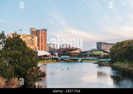 Adelaide, Australien - 7. September 2020: Skyline von Adelaide Riverbank nach Sonnenuntergang über dem Torrens River von der King William Bridge aus Stockfoto