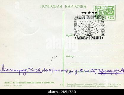 UdSSR - um 1970: Ein Postumschlag mit Briefmarken der USSR Post First Day Postkarte. 75 Jahre seit der Erfindung des Radios. Stockfoto