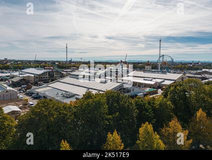 MÜNCHEN, DEUTSCHLAND - 5. OKTOBER 2022: Abteerdown des Oktoberfestes auf der Theresienwiese. Mehr als 600 Händler müssen ihre Stände und Zelte demontieren. Stockfoto