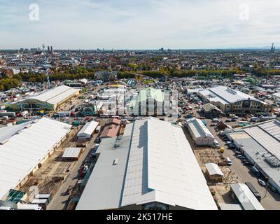 MÜNCHEN, DEUTSCHLAND - 5. OKTOBER 2022: Abteerdown des Oktoberfestes auf der Theresienwiese. Mehr als 600 Händler müssen ihre Stände und Zelte demontieren. Stockfoto