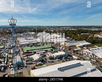 MÜNCHEN, DEUTSCHLAND - 5. OKTOBER 2022: Abteerdown des Oktoberfestes auf der Theresienwiese. Mehr als 600 Händler müssen ihre Stände und Zelte demontieren. Stockfoto