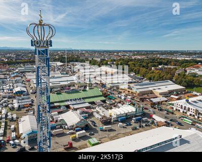 MÜNCHEN, DEUTSCHLAND - 5. OKTOBER 2022: Abteerdown des Oktoberfestes auf der Theresienwiese. Mehr als 600 Händler müssen ihre Stände und Zelte demontieren. Stockfoto