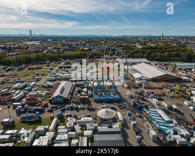 MÜNCHEN, DEUTSCHLAND - 5. OKTOBER 2022: Abteerdown des Oktoberfestes auf der Theresienwiese. Mehr als 600 Händler müssen ihre Stände und Zelte demontieren. Stockfoto