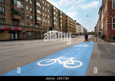 Kopenhagen, Dänemark. Oktober 2022. Blick auf einen Radweg in einer Straße im Stadtzentrum Stockfoto