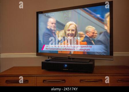 Die britische Premierministerin Liz Truss wird am letzten Tag der Konferenz der Konservativen Partei in Birmingham, am 5.. Oktober 2022, in London, England, gesehen, wie sie die Halle verlässt, nachdem sie ihre Live-Rede live auf einem Fernsehbildschirm der BBC-Live-Übertragung gehalten hat. Stockfoto
