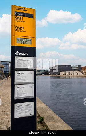 Kopenhagen, Dänemark. Oktober 2022. Blick auf das Schild an der Haltestelle der öffentlichen Verkehrsmittel im Frederiksholms-Kanal im Stadtzentrum Stockfoto