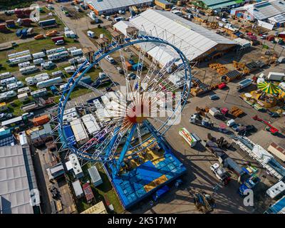 MÜNCHEN, DEUTSCHLAND - 5. OKTOBER 2022: Abteerdown des Oktoberfestes auf der Theresienwiese. Mehr als 600 Händler müssen ihre Stände und Zelte demontieren. Stockfoto