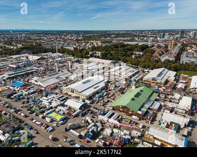 MÜNCHEN, DEUTSCHLAND - 5. OKTOBER 2022: Abteerdown des Oktoberfestes auf der Theresienwiese. Mehr als 600 Händler müssen ihre Stände und Zelte demontieren. Stockfoto