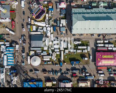 MÜNCHEN, DEUTSCHLAND - 5. OKTOBER 2022: Abteerdown des Oktoberfestes auf der Theresienwiese. Mehr als 600 Händler müssen ihre Stände und Zelte demontieren. Stockfoto