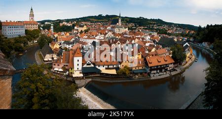 Panoramasicht auf die Stadt Cesky Krumlov, Burg, St. Vitus Kirche und Moldau von der Burg. Farbenfrohe, malerische alte Stadthäuser. Stockfoto