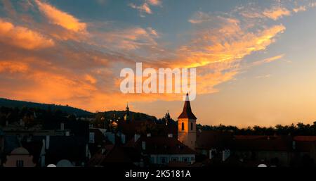 Blick auf die Stadt Cesky Krumlov und den Komplex des Klosters des Ordens der Kreuzritter mit einem Roten Stern bei Sonnenuntergang. Český Krumlov. Stockfoto