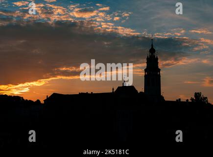 Die Silhouette des Schlosses Cesky Krumlov mit einem wunderschönen bunten Himmel und Wolken während des Sonnenuntergangs. Český Krumlov, Südböhmen, Tschechische Republik. Stockfoto