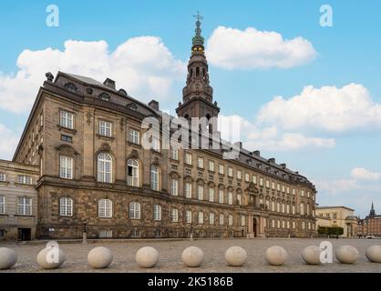 Kopenhagen, Dänemark. Oktober 2022. Blick auf die Fassade des Christiansborg-Palastes im Stadtzentrum Stockfoto