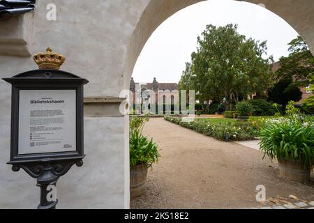 Kopenhagen, Dänemark. Oktober 2022. Panoramablick auf den Garten der Königlichen Bibliothek in der Innenstadt Stockfoto