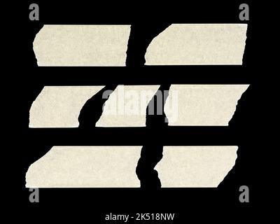 Satz von verschiedenen Stücken von Klebeband isoliert auf schwarzem Hintergrund Stockfoto