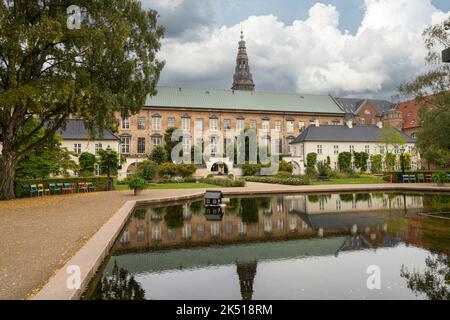 Kopenhagen, Dänemark. Oktober 2022. Panoramablick auf den Garten der Königlichen Bibliothek in der Innenstadt Stockfoto