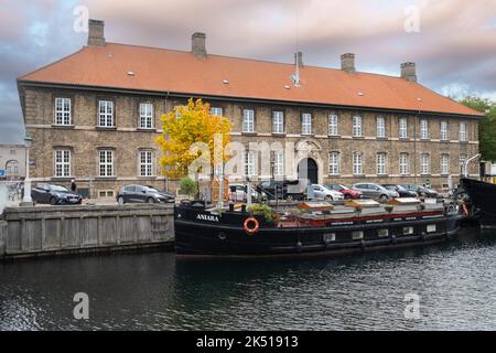 Kopenhagen, Dänemark. Oktober 2022. Blick auf die Boote, die am Frederiksholms-Kanal im Stadtzentrum festgemacht sind Stockfoto