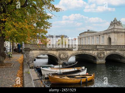 Kopenhagen, Dänemark. Oktober 2022. Blick auf die Boote, die am Frederiksholms-Kanal im Stadtzentrum festgemacht sind Stockfoto