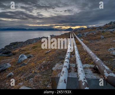 Oberirdische Versorgungseinrichtungen in der Tundra neben dem Arktischen Ozean bei Pond Inlet (Mittimatalik), Nunavut, Kanada Stockfoto