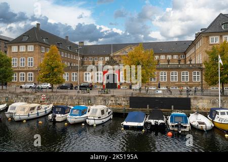 Kopenhagen, Dänemark. Oktober 2022. Blick auf die Boote, die am Frederiksholms-Kanal im Stadtzentrum festgemacht sind Stockfoto