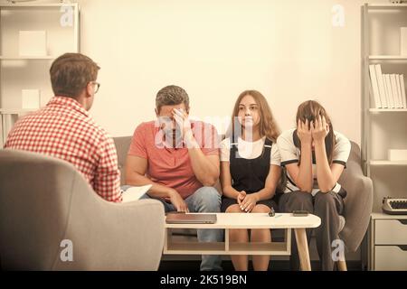 Traurige Vater Mutter und Kind bei der Familie Psychologe, Therapie Stockfoto