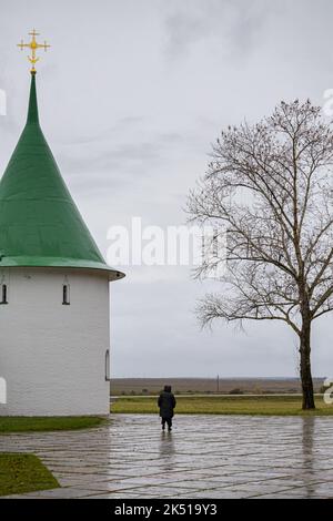 Tula, Russland - 24. September 2022: Eine Nonne in schwarzen Kleidern geht in der Nähe des Tempels Stockfoto