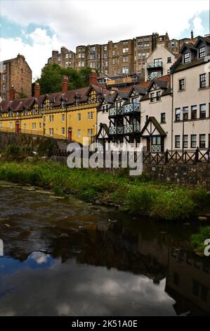 Ein Blick auf die Architektur am Ufer des Leith River im Dorf Dean in der Stadt Edinburgh Stockfoto