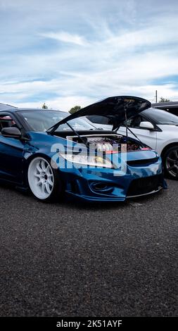 Ein blauer Honda Civic mit geöffneter Motorhaube gegen den blauen Himmel Stockfoto