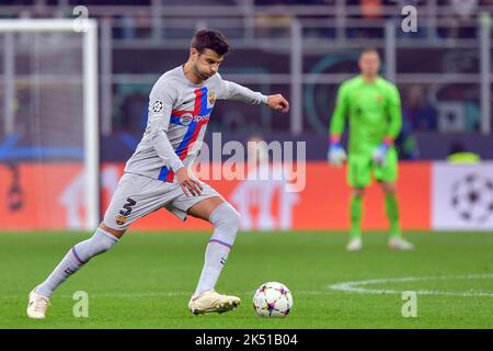 Mailand, Italien. 04. Oktober 2022. Gerard Pique (3) aus Barcelona beim UEFA Champions League-Spiel zwischen Inter und Barcelona bei Giuseppe Meazza in Mailand. (Foto: Gonzales Photo/Alamy Live News Stockfoto