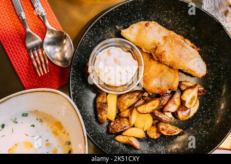 Suppe: Cullen Skink - dicke schottische Suppe mit geräuchertem weißem Fisch und Vorspeise: Fish Chips, Tatarensauce. Traditionelle Küche Schottlands Stockfoto