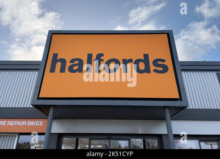 Derby UK - 29.. Januar 2022 - Halfords Shop sign. Ist der größte Einzelhändler für Produkte und Dienstleistungen im Bereich Motorrad und Radfahren in Großbritannien Stockfoto