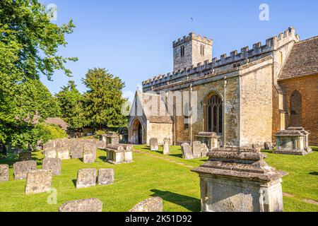 Im Hochsommer ist es am frühen Morgen hell auf der sächsischen Kirche St. Mary im Cotswold-Dorf Bibury, Gloucestershire, England Stockfoto