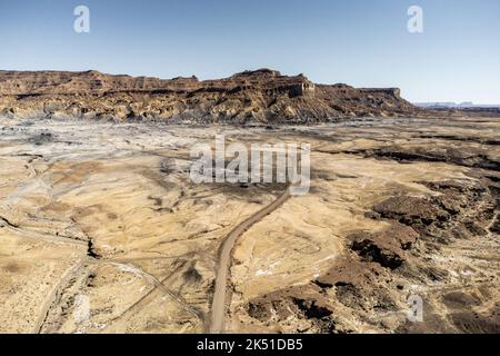 Atemberaubende Drohnenansicht von unwegsamem, unwegsamem Gelände in der Nähe des Glen Canyon National Recreation Area unter wolkenlosem, blauem Himmel in Utah Stockfoto