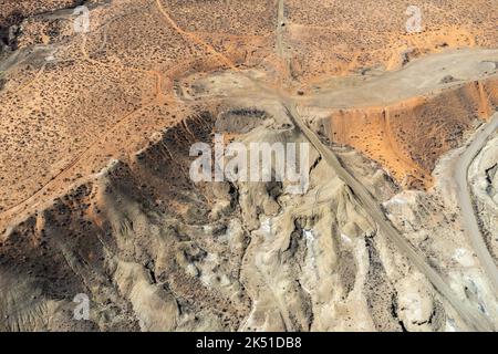 Von oben atemberaubende Drohnenansicht der unwegsamen, unbeweglichen Landstraße in der Nähe des Glen Canyon National Recreation Area in Utah Stockfoto